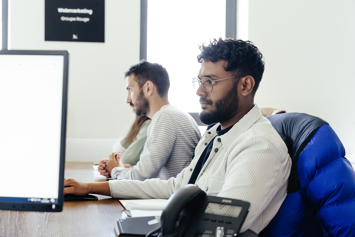 deux collaborateurs à leur bureau